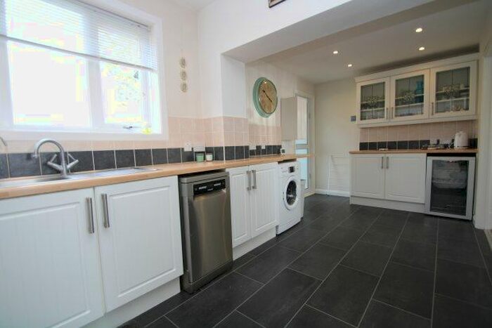 3 Bedroom Semi-Detached House To Rent In North Downs Road, Croydon, CR0