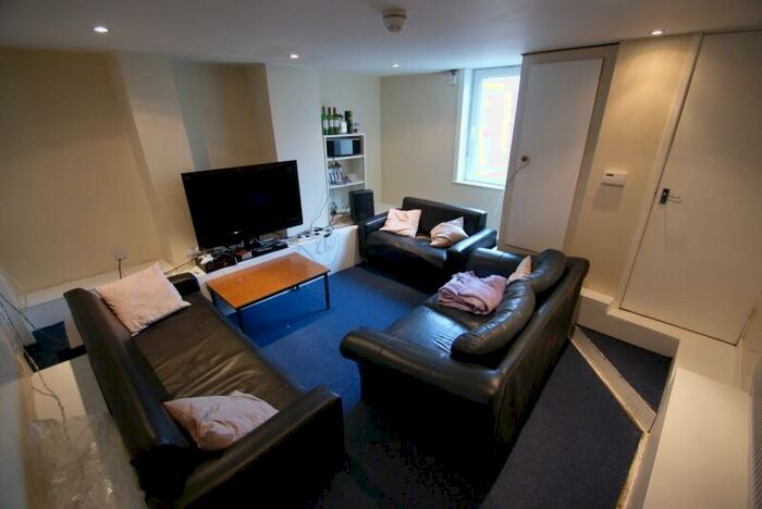 5 Bedroom Terraced House To Rent In Grimthorpe Terrace, Headingley, Leeds, LS6