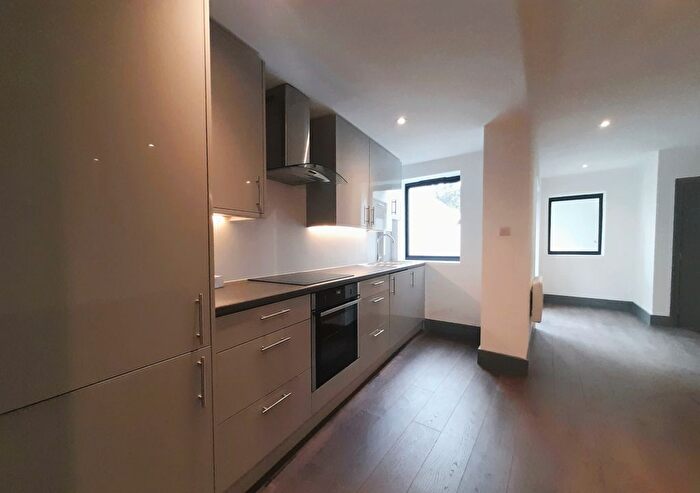 2 Bedroom Maisonette To Rent In Garratt Lane, London, SW17