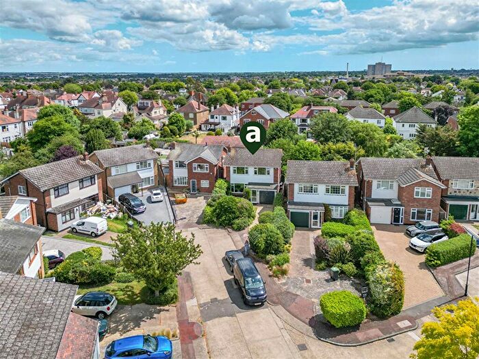4 Bedroom Detached House For Sale In Seldon Close, Westcliff-On-Sea, SS0