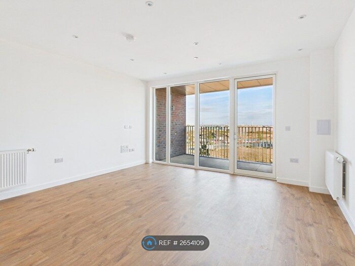1 Bedroom Flat To Rent In Holcombe Mansions, Barking, IG11