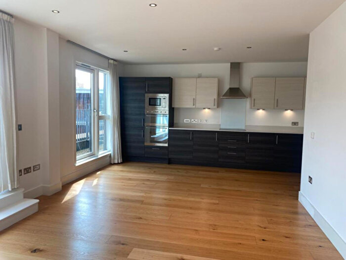 3 Bedroom Flat To Rent In / Brandfield Street, Edinburgh, EH3