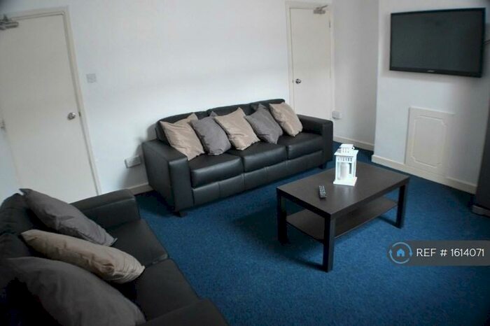 5 Bedroom Terraced House To Rent In Wimbourne Road, Nottingham, NG7