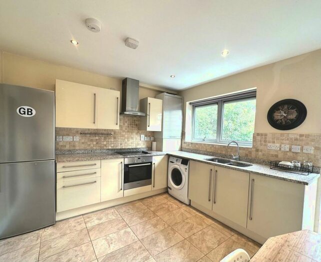 2 Bedroom Flat To Rent In Athena Court, Childs Hill, NW2