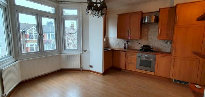 1 Bedroom Flat To Rent In Courtland Avenue, London, East London, IG1