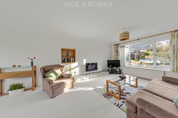 4 Bedroom Detached House For Sale In Llangar Grove, Crowthorne, RG45