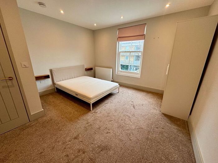 2 Bedroom Flat To Rent In Oaklands Grove, London, W12