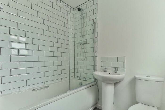 2 Bedroom Semi-Detached Bungalow For Sale In Greylees Avenue, Hull, HU6