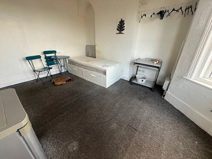 1 Bedroom Flat To Rent In Holdenhurst Road, Bournemouth, BH8