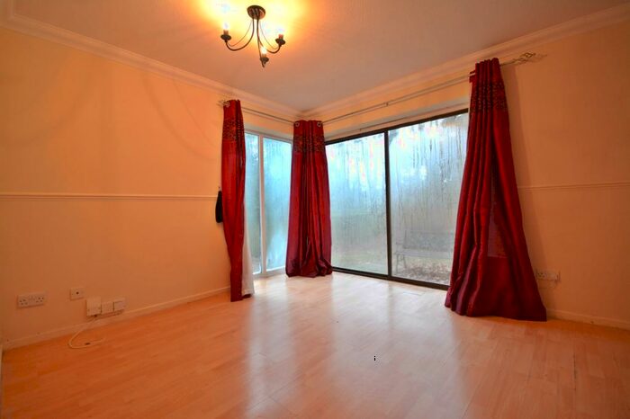1 Bedroom Flat To Rent In Wayland Close, Harmans Water, RG12