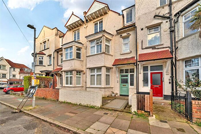 1 Bedroom Flat For Sale In Guilford Avenue, Surbiton, KT5