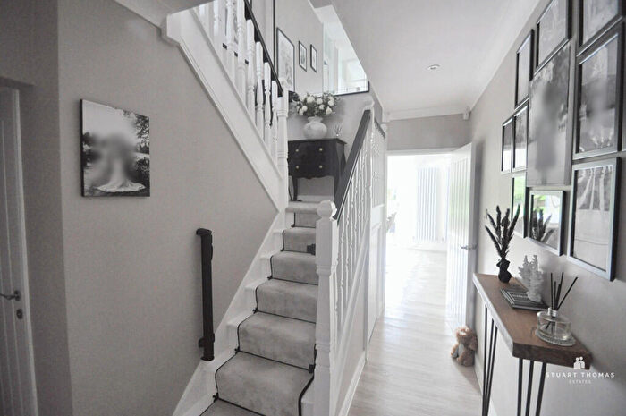5 Bedroom Detached House For Sale In High Road, Hockley, SS5