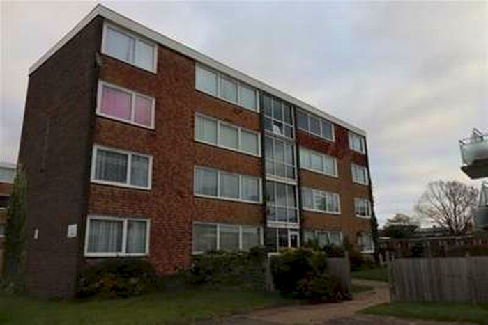 2 Bedroom Flat To Rent In Eversley Court, Benfleet, SS7