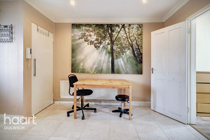 3 Bedroom Flat To Rent In Wilson Road, London, SE5