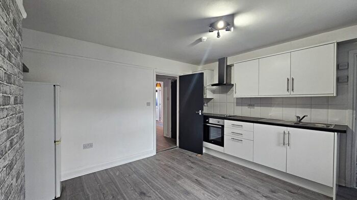 2 Bedroom Flat To Rent In York Parade, Great West Road, Brentford, TW8