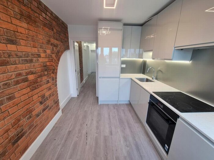 2 Bedroom Maisonette To Rent In Hale Lane, Mill Hill, NW7