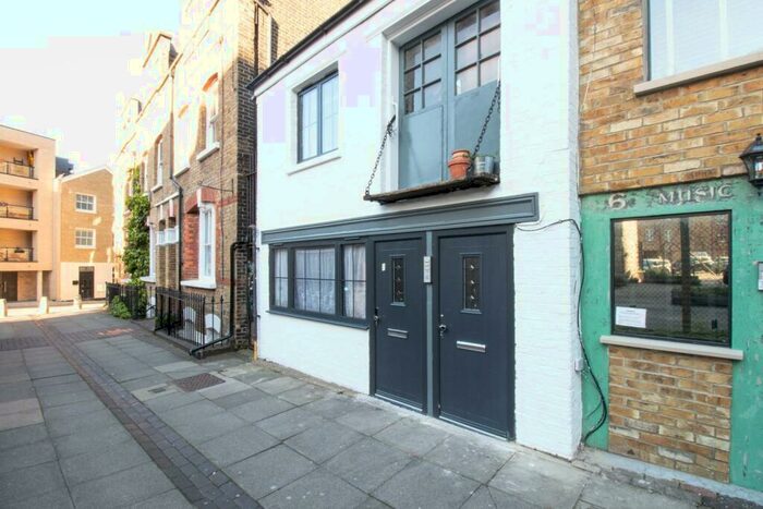 2 Bedroom Apartment To Rent In Sylvester Path, Hackney, E8