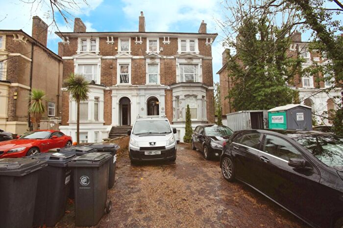 1 Bedroom Flat For Sale In High Road, Buckhurst Hill, IG9