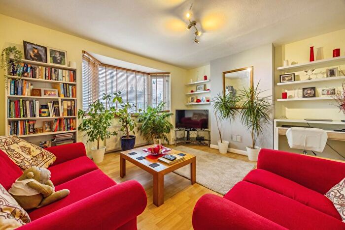 2 Bedroom Maisonette For Sale In Recreation Way, Mitcham, CR4