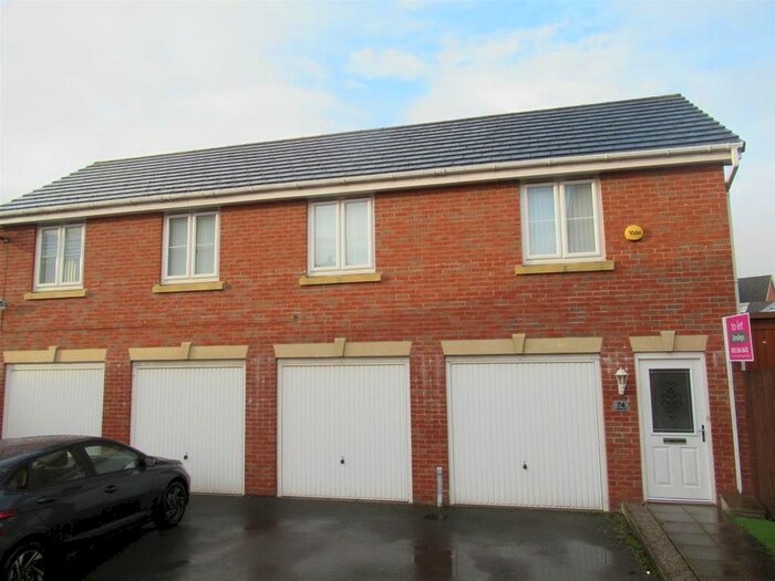 2 Bedroom Town House To Rent In Woodside View, Middleton, Leeds, LS10