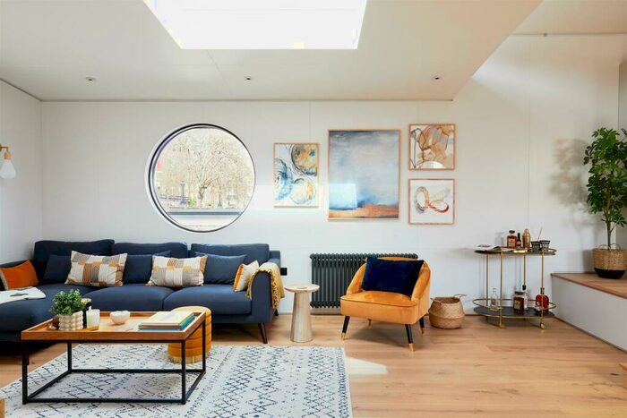 2 Bedroom House Boat To Rent In Cheyne Walk, Chelsea, SW10