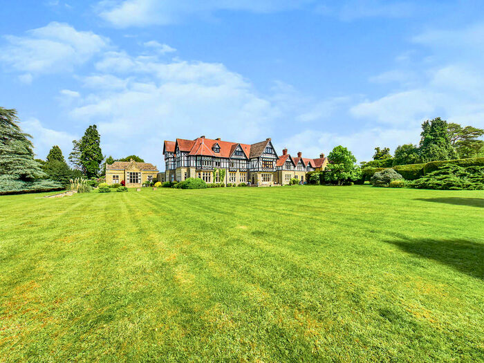 2 Bedroom Mews For Sale In Roffey Park, Colgate, RH12