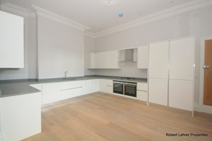 3 Bedroom Flat To Rent In Courtyard, The Ridgeway, Mill Hill, NW7