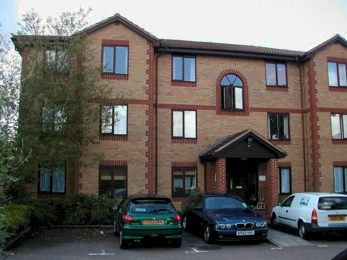 2 Bedroom Flat To Rent In Kinnaird Close, Burnham, SL1