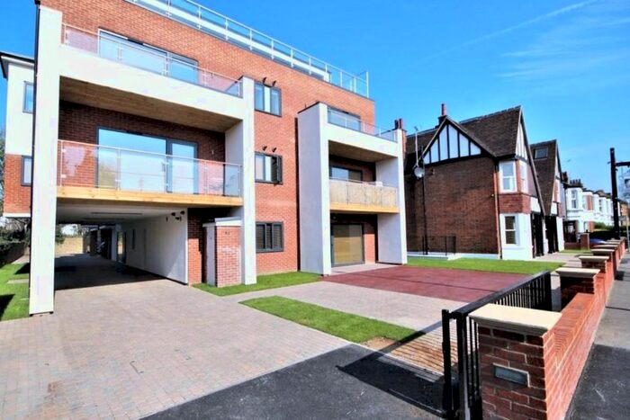 2 Bedroom Flat To Rent In New Wanstead, London, E11