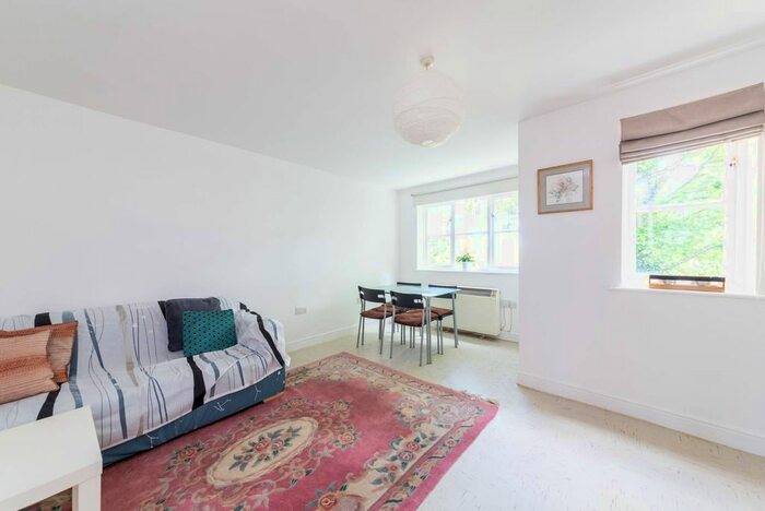 2 Bedroom Flat To Rent In Fernwood Court, Southgate, London, N14
