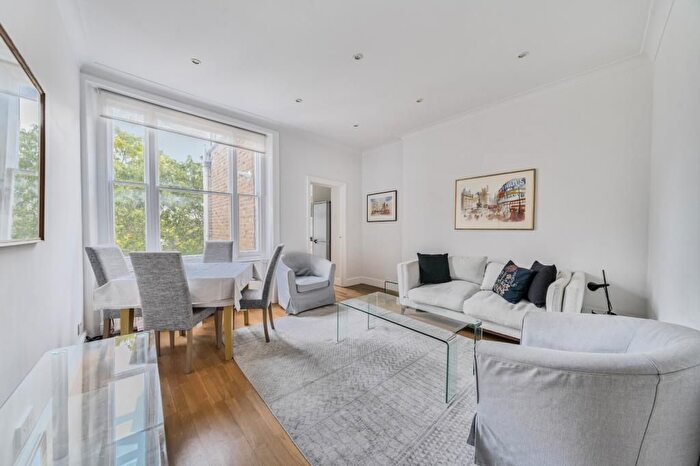 2 Bedroom Flat To Rent In Royal Crescent, Notting Hill, W11