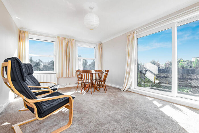 2 Bedroom Apartment To Rent In Park Close, Oxford, OX2