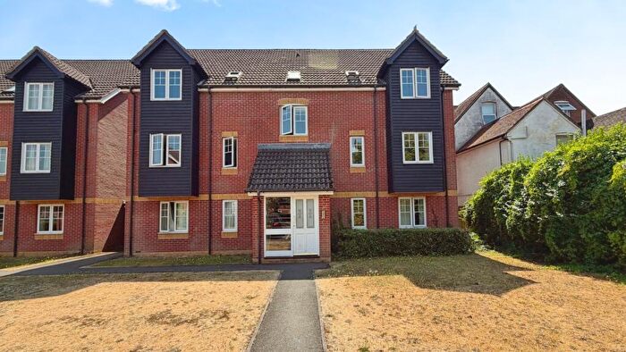 2 Bedroom Flat To Rent In Harbury Court, Newbury, RG14