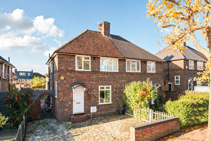 3 Bedroom Semi Detached House For Sale In Ridgebrook Road, London, SE3