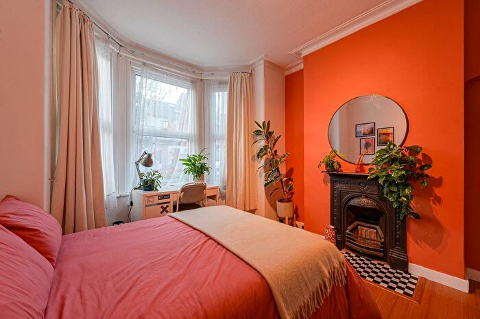 2 Bedroom Flat To Rent In Musard Road, Barons Court, London, W6