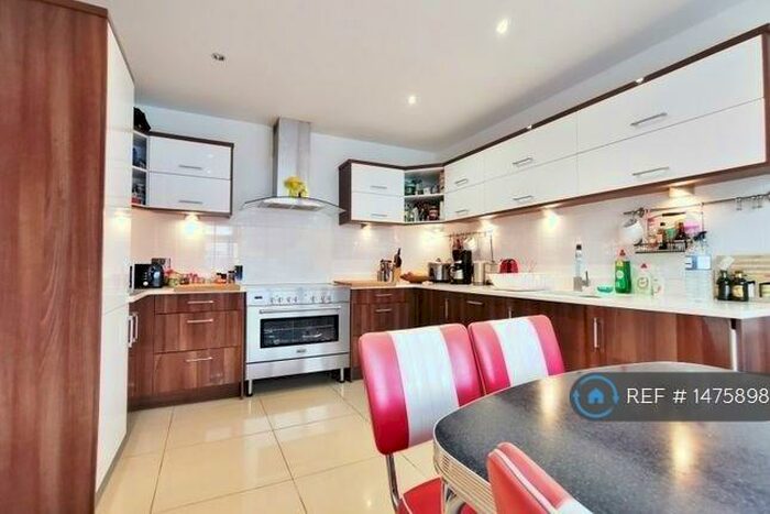 5 Bedroom Semi-Detached House To Rent In Prospect Road, Barnet, EN5
