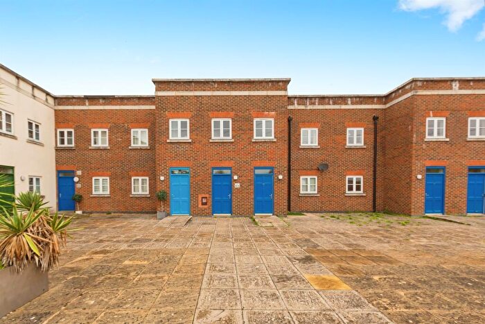 2 Bedroom Flat For Sale In Wedgewood Street, Aylesbury, HP19