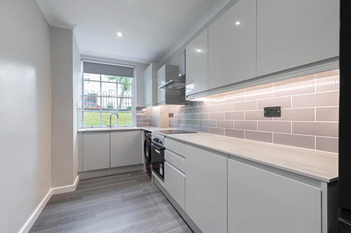 3 Bedroom Apartment For Sale In Pittville Lawn, Cheltenham, GL52