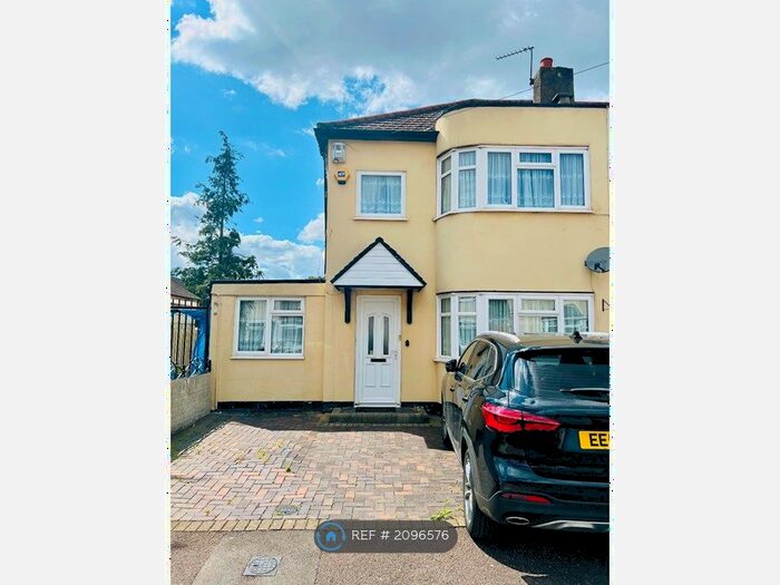 4 Bedroom End Of Terrace House To Rent In Tenterden Road, Dagenham, RM8