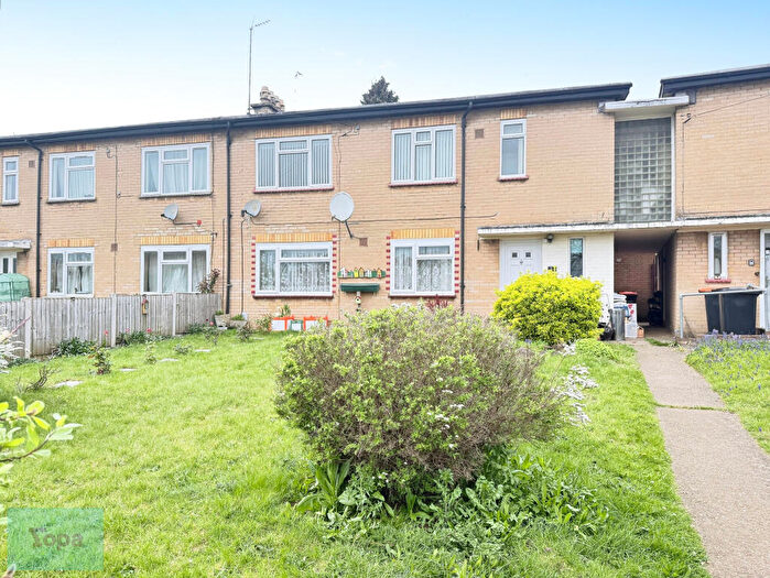 2 Bedroom Maisonette For Sale In Churchill Road, Leighton Buzzard, LU7