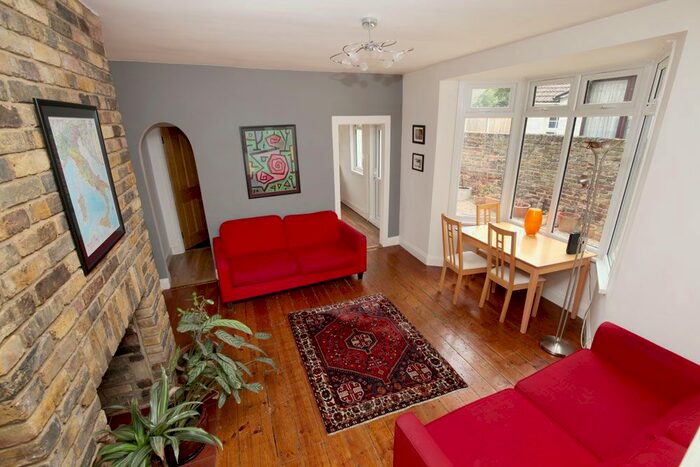 2 Bedroom Flat To Rent In Hainault Road, Leytonstone, E11