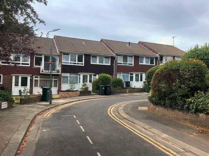 2 Bedroom Flat To Rent In Caisters Close, Hove, BN3