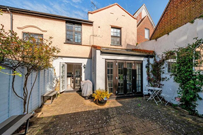 2 Bedroom Mews To Rent In High Street, Windsor, SL4