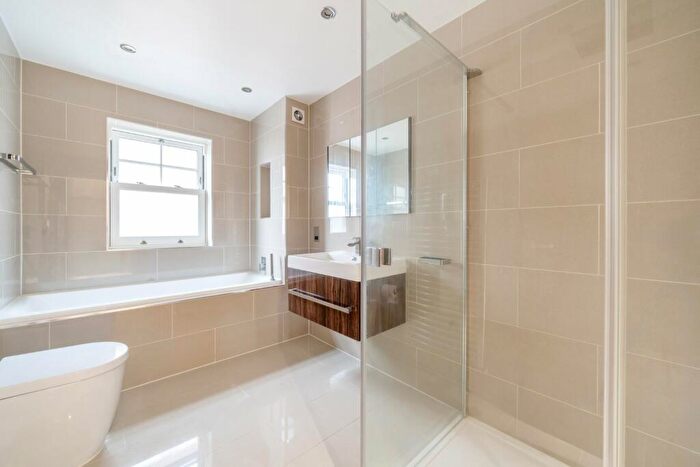 5 Bedroom Detached House For Sale In Dorneywood Close, Burnham, SL1