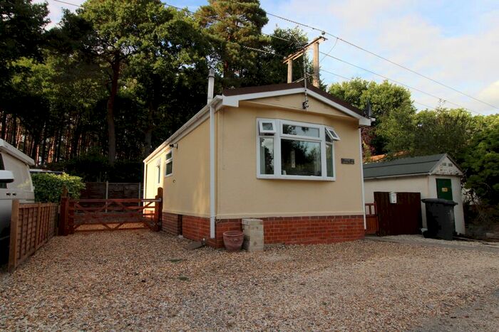 1 Bedroom Mobile/park Home For Sale In Pinelands Mobile Home Park, Padworth Common, Reading, RG7