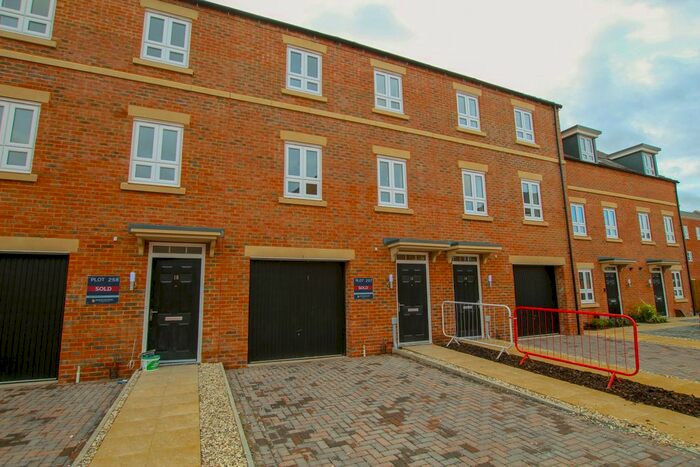 3 Bedroom Town House To Rent In Fairstone, Newbury RG14
