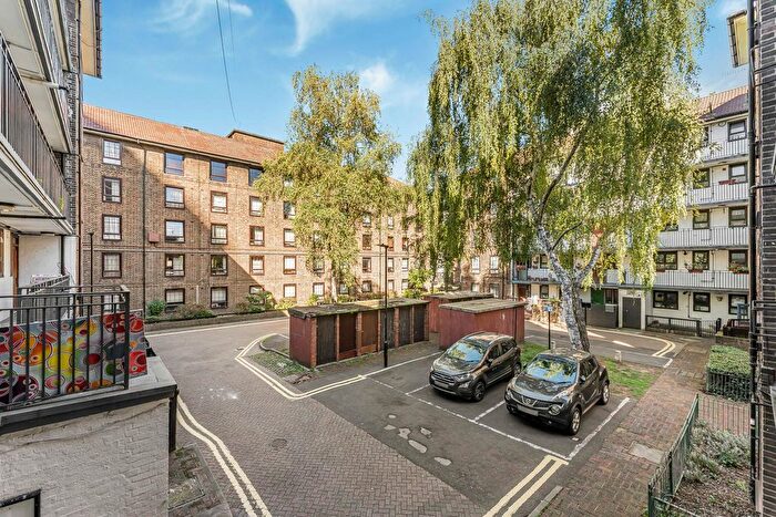 2 Bedroom Flat For Sale In Barlow House, Provost Estate, London, N1
