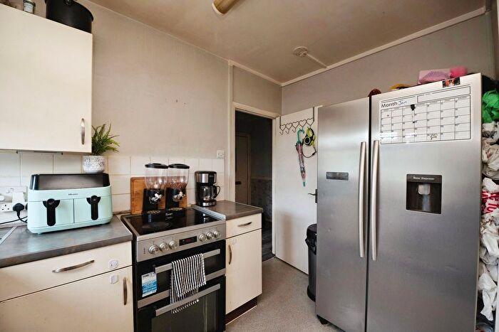2 Bedroom Flat For Sale In Rose Lane, Romford, RM6