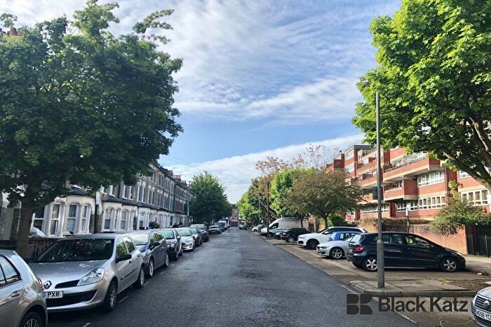 4 Bedroom Flat To Rent In Bullen Street, Battersea, SW11