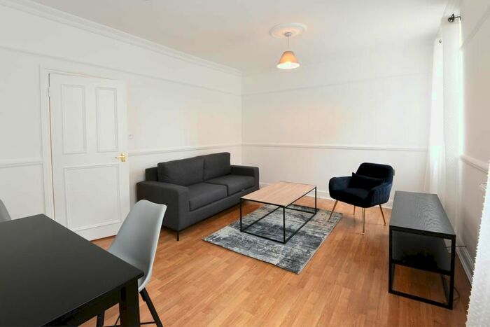 2 Bedroom Flat To Rent In Clapham Road, London, SW9